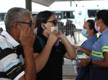FORTALEZA CE, BRASIL, 21.07.2022: Campanha educativa para incentivar o uso de máscaras nos ônibus. terminal  Antonio Bezerra .   (fotos: Fabio Lima/O POVO) 