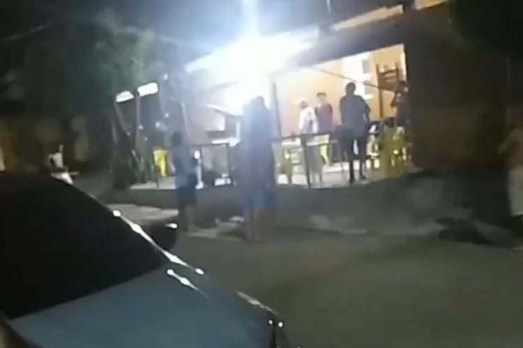 Três clientes e o churrasqueiro do 'espetinho' foram atingidos por disparos