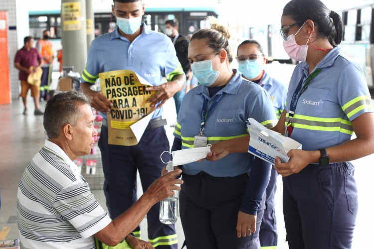 Campanha educativa para incentivar o uso de máscaras no terminal  do Antonio Bezerra, na manhã desta quinta-feira, 21