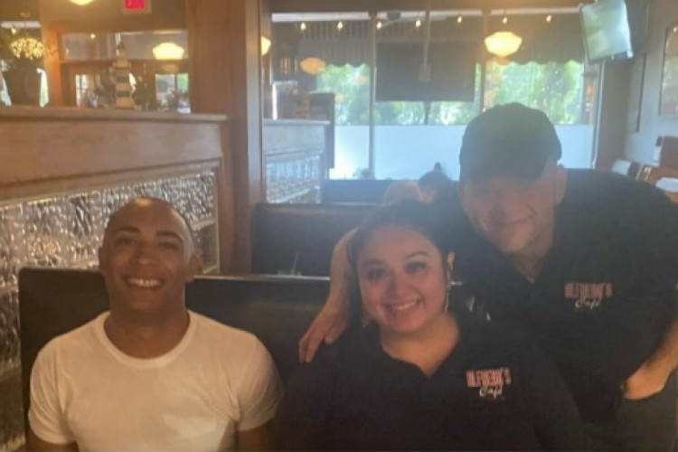 Garçonete recebe R$ 16 mil de gorjeta em lanchonete nos EUA