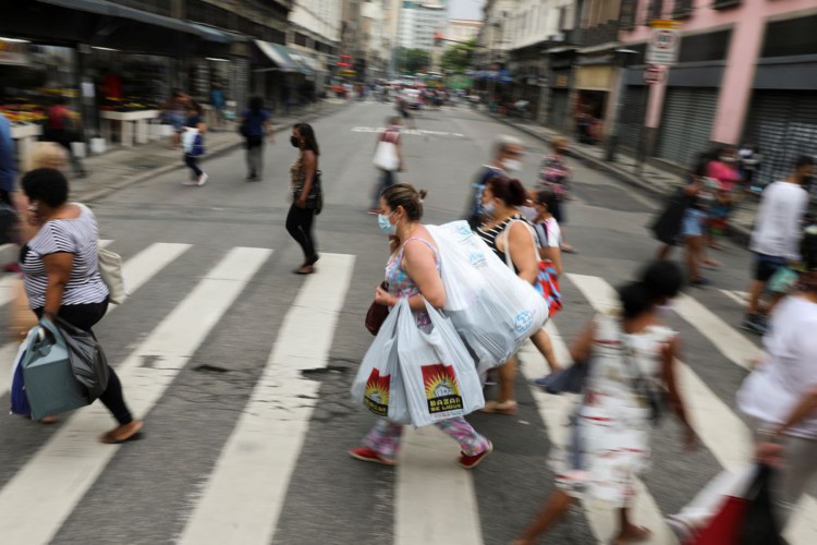 People walk in a popular shopping street before Christmas, amid the coronavirus disease (COVID-19) outbreak, in Rio de Janeiro, Brazil, December 23, 2020. REUTERS/Pilar Olivares