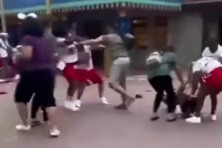 Seguranças foram chamados para encerrar a confusão

