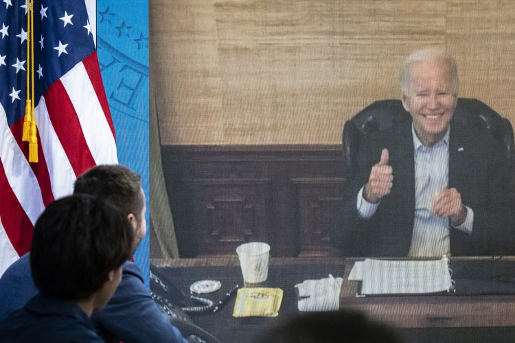 O presidente Joe Biden dá o sinal de positivo ao responder a perguntas da imprensa sobre como está se sentindo, enquanto participa virtualmente de uma reunião com sua equipe econômica no South Court Auditorium do campus da Casa Branca em 22 de julho de 2022 em Washington, DC. Na manhã de quinta-feira, o Gabinete de Imprensa da Casa Branca anunciou que o presidente dos EUA, Joe Biden, testou positivo para o COVID-19
