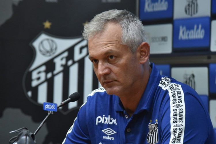 Técnico Lisca em coletiva de apresentação no Santos, na Vila Belmiro