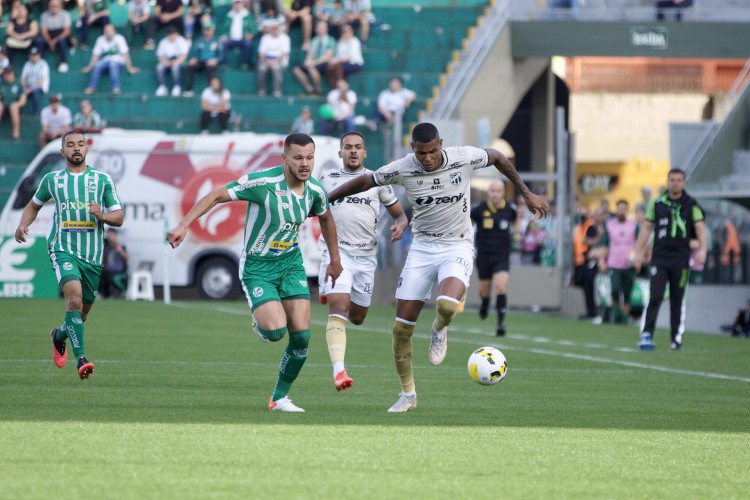 Atacante Cléber na partida entre Juventude e Ceará pela 19ª rodada do Campeonato Brasileiro 