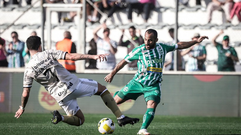 Volante Richardson e atacante Edinho disputam bola no jogo Juventude x Ceará, no Alfredo Jaconi,...