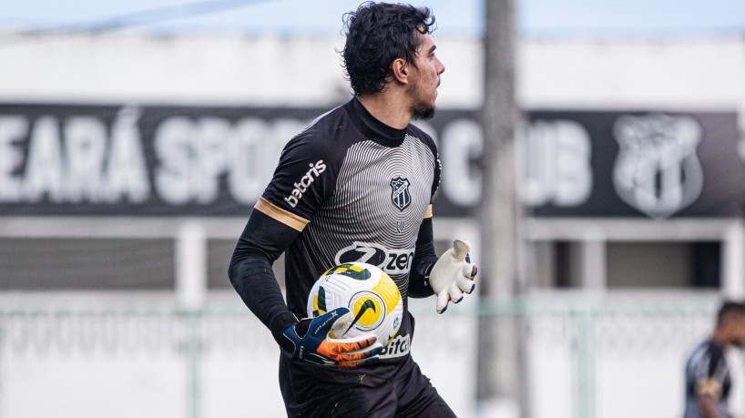 Goleiro Richard em treino do Ceará no estádio Carlos de Alencar Pinto, em Porangabuçu
