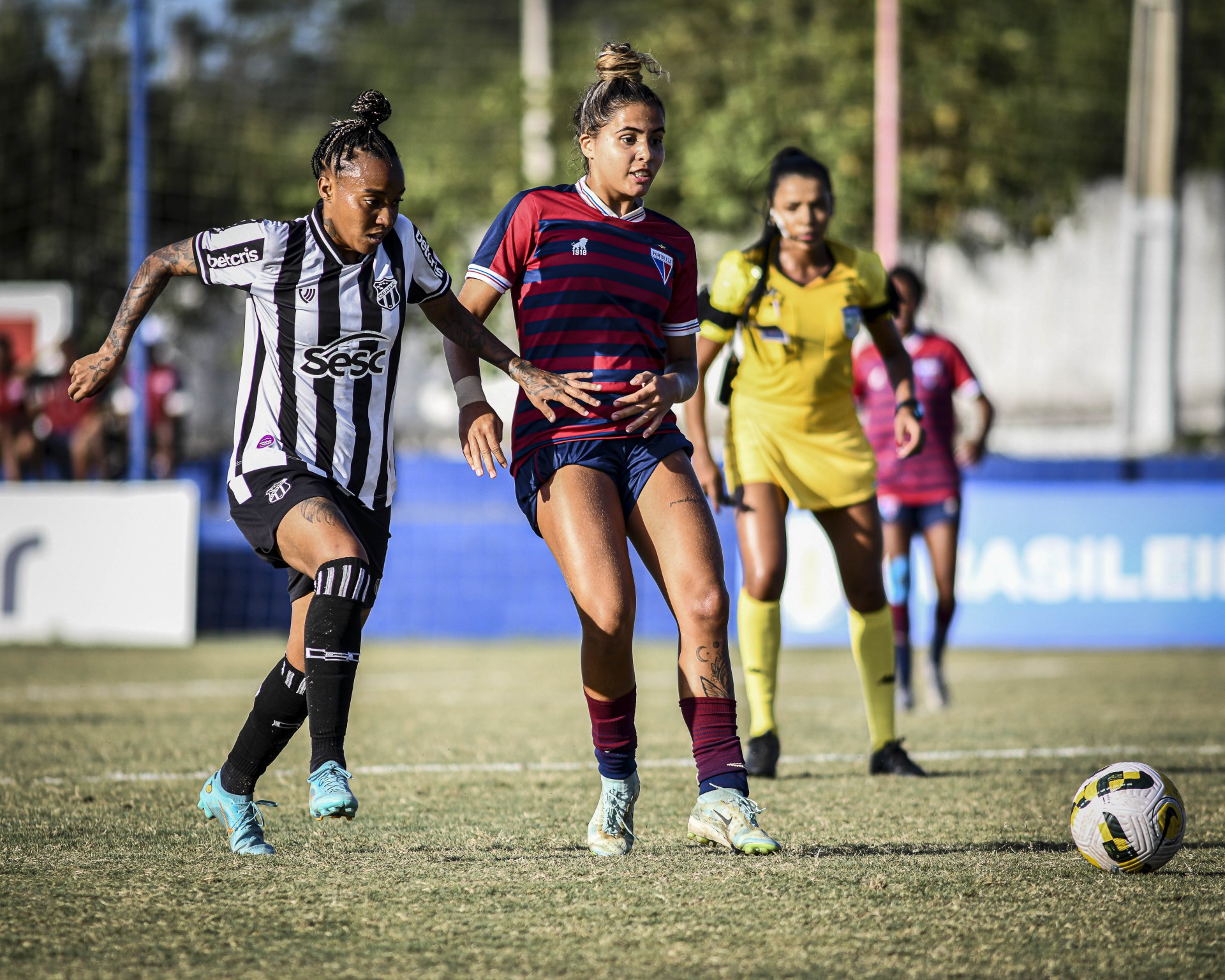 Jogadoras disputam bola no Clássico-Rainha entre Fortaleza x Ceará, no CT Ribamar Bezerra, pelo Campeonato Brasileiro Feminino A2 (Foto: Kely Pereira/Ceará SC)
