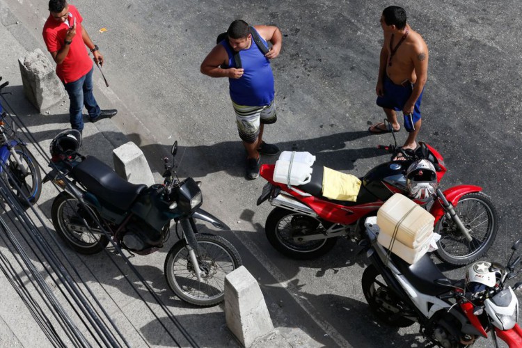 Posto de combustIvel, em São Cristóvão, na zona norte da cidade, recebe gasolina e volta a abastecer,  gerando enormes filas de carros e motos.