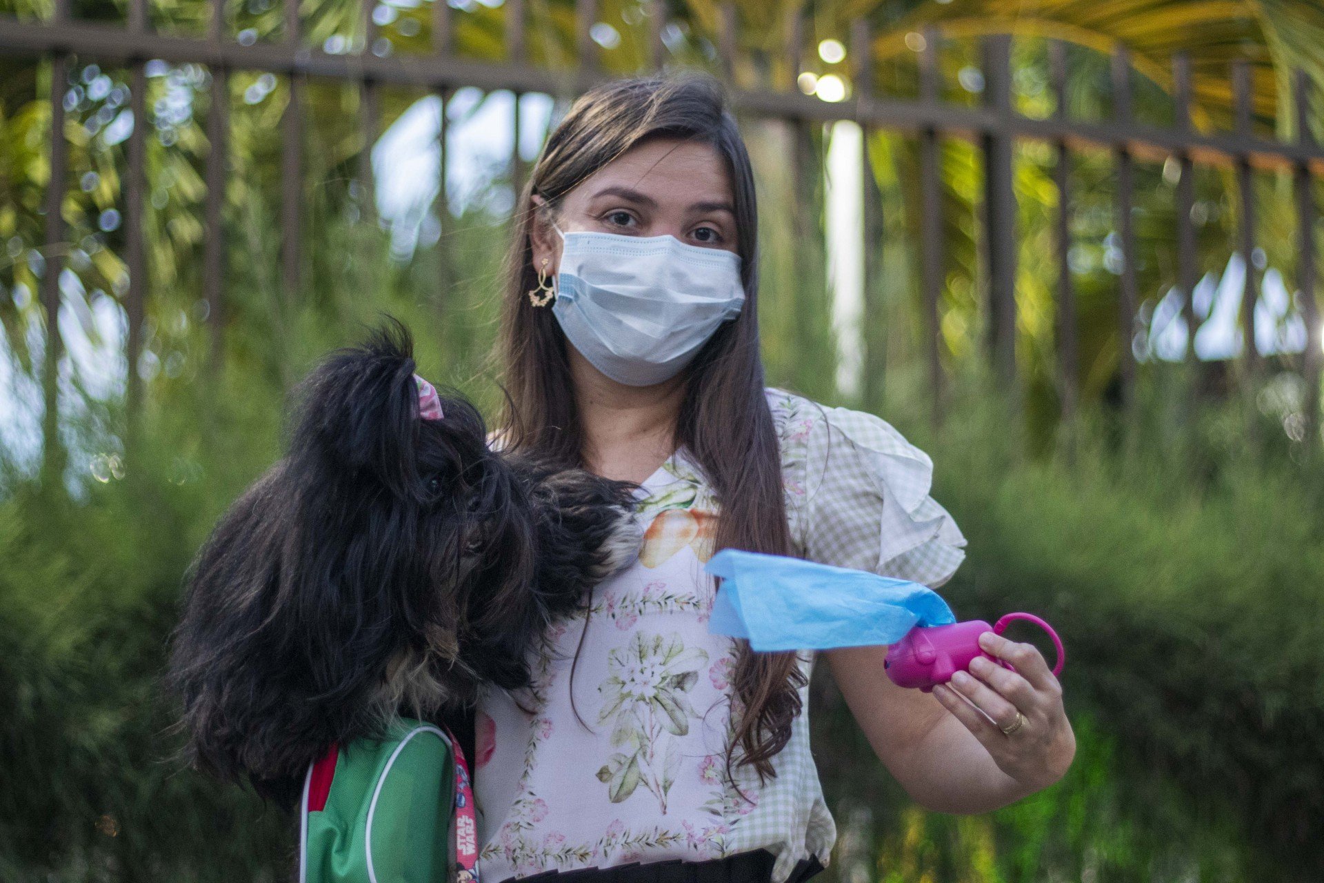 FORTALEZA, CEARÁ, BRASIL, 25-07-2022: Anny, tutora da pet Laylla, tem como prática o recolhimento dos dejetos de sua animal de estimação após o passeio. (Foto: Fernanda Barros/ O Povo)