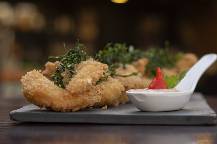 Hey Joe Food 'n' Bar tem diferentes opções de tempero do camarão empanado