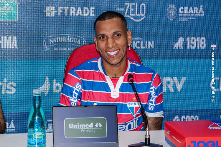 Meia-atacante Rómulo Otero durante apresentação oficial no Fortaleza