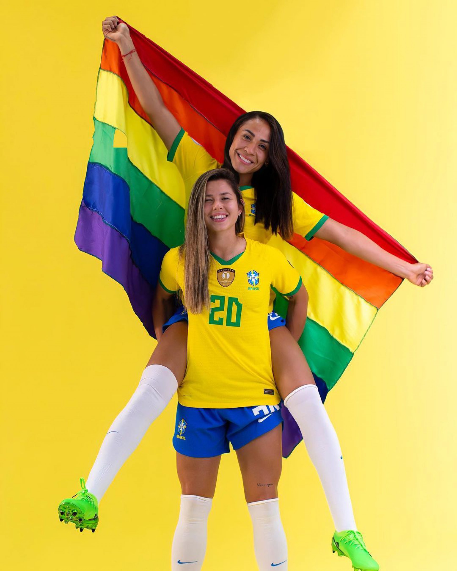O casal Kathellen Souza e Fernanda Palermo posa com a bandeira do arco-íris, que representa a população LGBTQIA+ (Foto: Reprodução / Instagram)