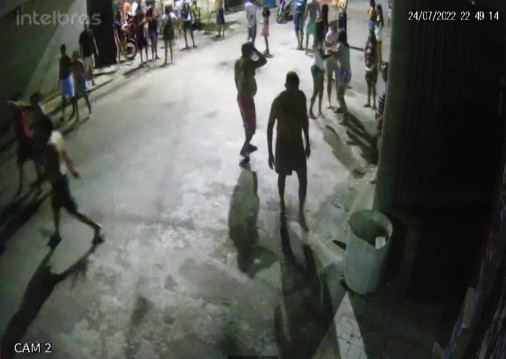 Vídeo de câmeras de segurança mostram o momento da intervenção policial 