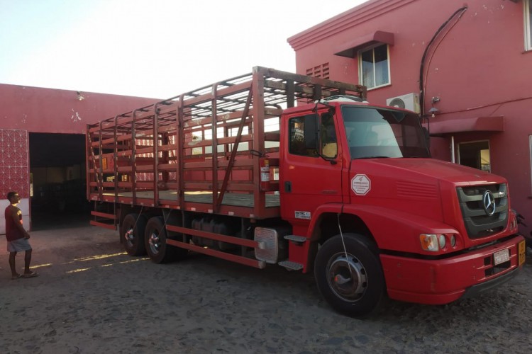 O caminhão foi interceptado por criminosos, que roubaram mais de 500 botijões 