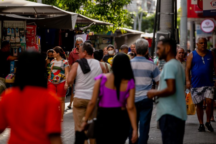 FORTALEZA, CE, BRASIL, 27-07.2022: Movimetação no centro de fortaleza. em epoca de COVID-19. (Foto:Aurelio Alves e Samuel Setubal/ Jornal O POVO)