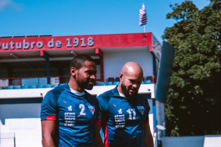 Zagueiro Tinga e volante Zé Welison em treino do Fortaleza no Centro de Excelência Alcides Santos, no Pici. 