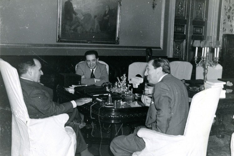 Walt Disney conversa com Getúlio Vargas durante sua visita ao Brasil