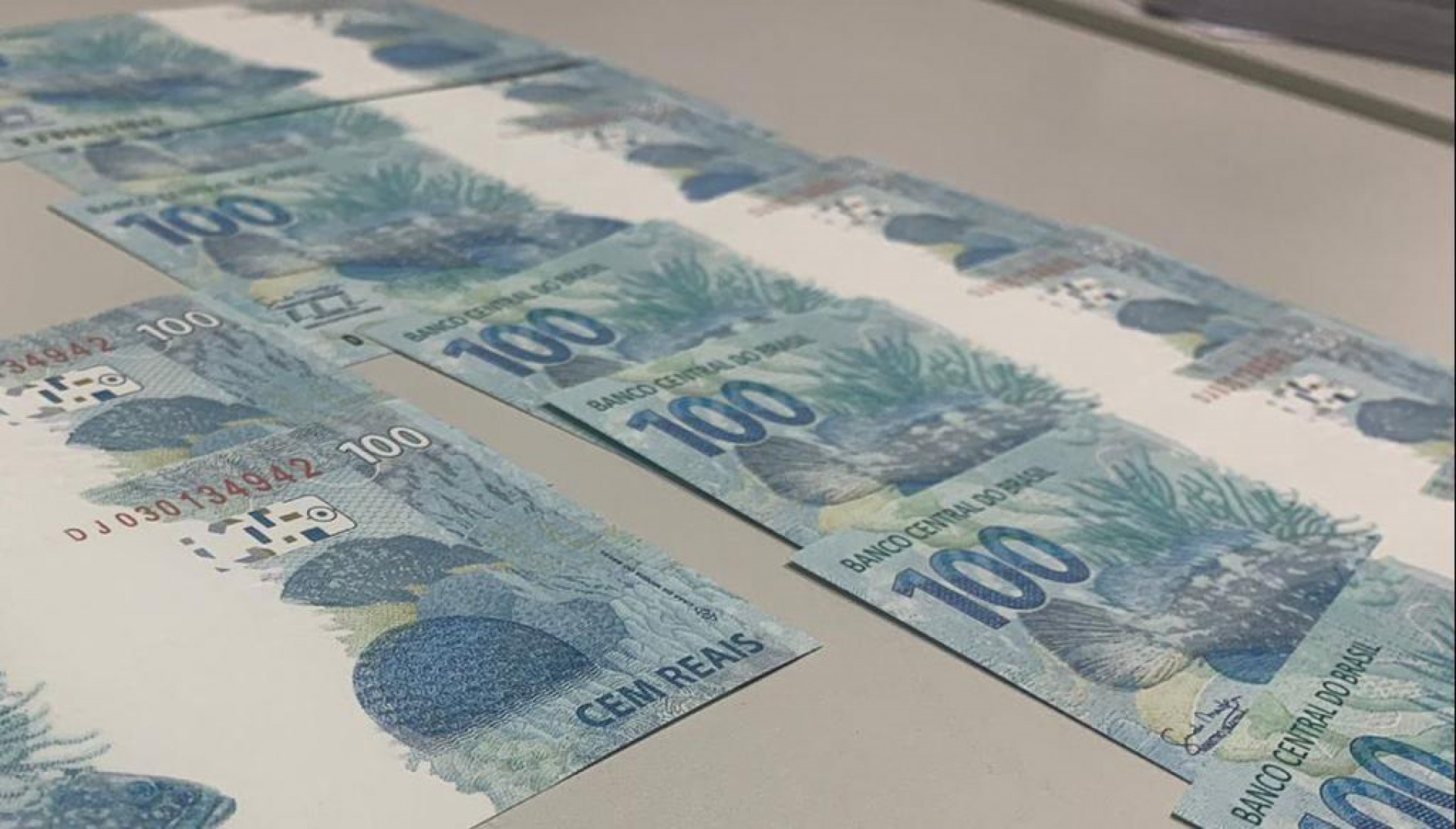 R$ 2 mil em cédulas falsas são apreendidos em Fortaleza. Conforme a PF, o flagrante aconteceu no momento em que o suspeito recebia uma encomenda contendo dinheiro falso.