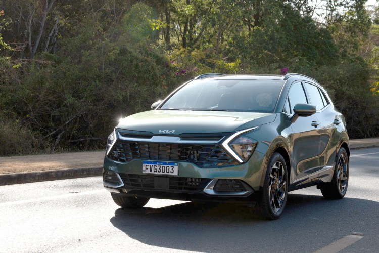 O modelo é esteticamente bonito, como era o antecessor. A carroceria esculpida dá um charme. Em caso de colisão, mais trabalho