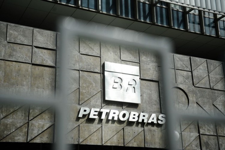Os deputados federais da Comissão Parlamentar de Inquérito (CPI) que investiga irregularidades na Petrobras fazem uma visita técnica à sede da empresa no Rio (Tânia Rêgo/Agência Brasil)