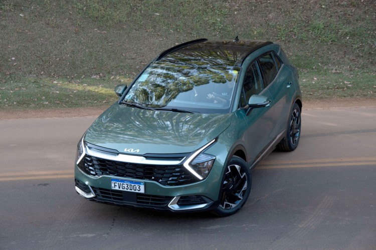 Citando dados do Inmetro,  Kia aponta desempenho de 11,5 km/l na cidade e de 12,1 km/l na estrada, sempre abastecido com gasolina - n&atilde;o h&aacute; vers&atilde;o flex