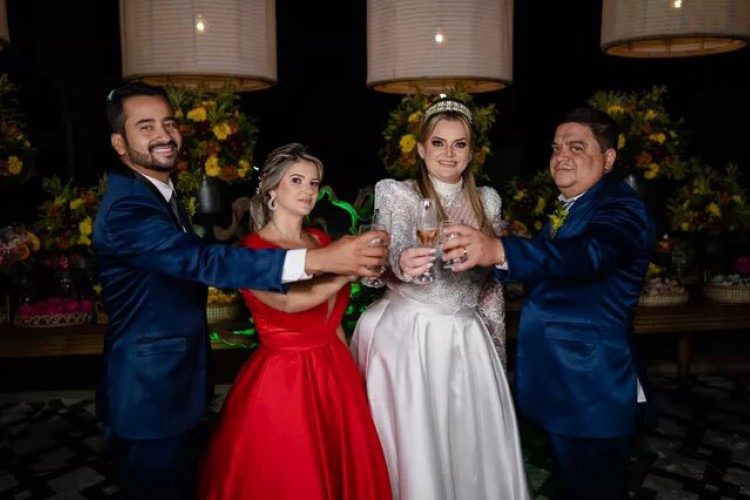 Louise e Lilian subiram ao altar em uma cerimônia dupla de casamento