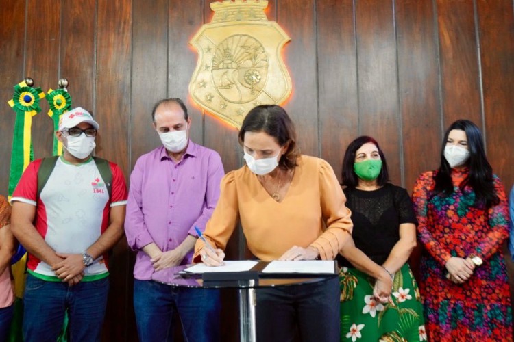 Izolda assina projeto de Lei que estabelece piso salarial de R$ 2.424 para agentes comunitários