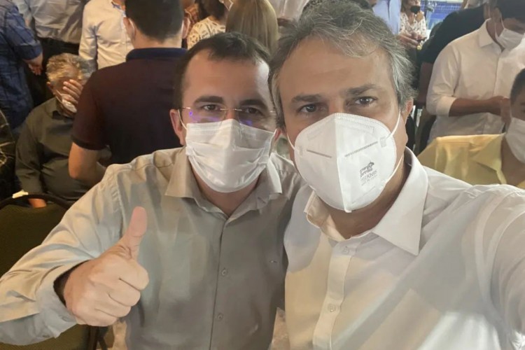 Em carta aberta divulgada nas redes sociais, Gildecarlos Pinheiro destacou relação de proximidade entre ele e o ex-governador Camilo Santana 