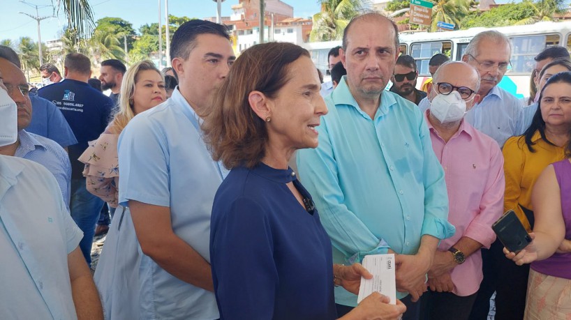 A governadora Izolda Cela participou de evento de entrega de ambulâncias na manhã desta sexta-f...
