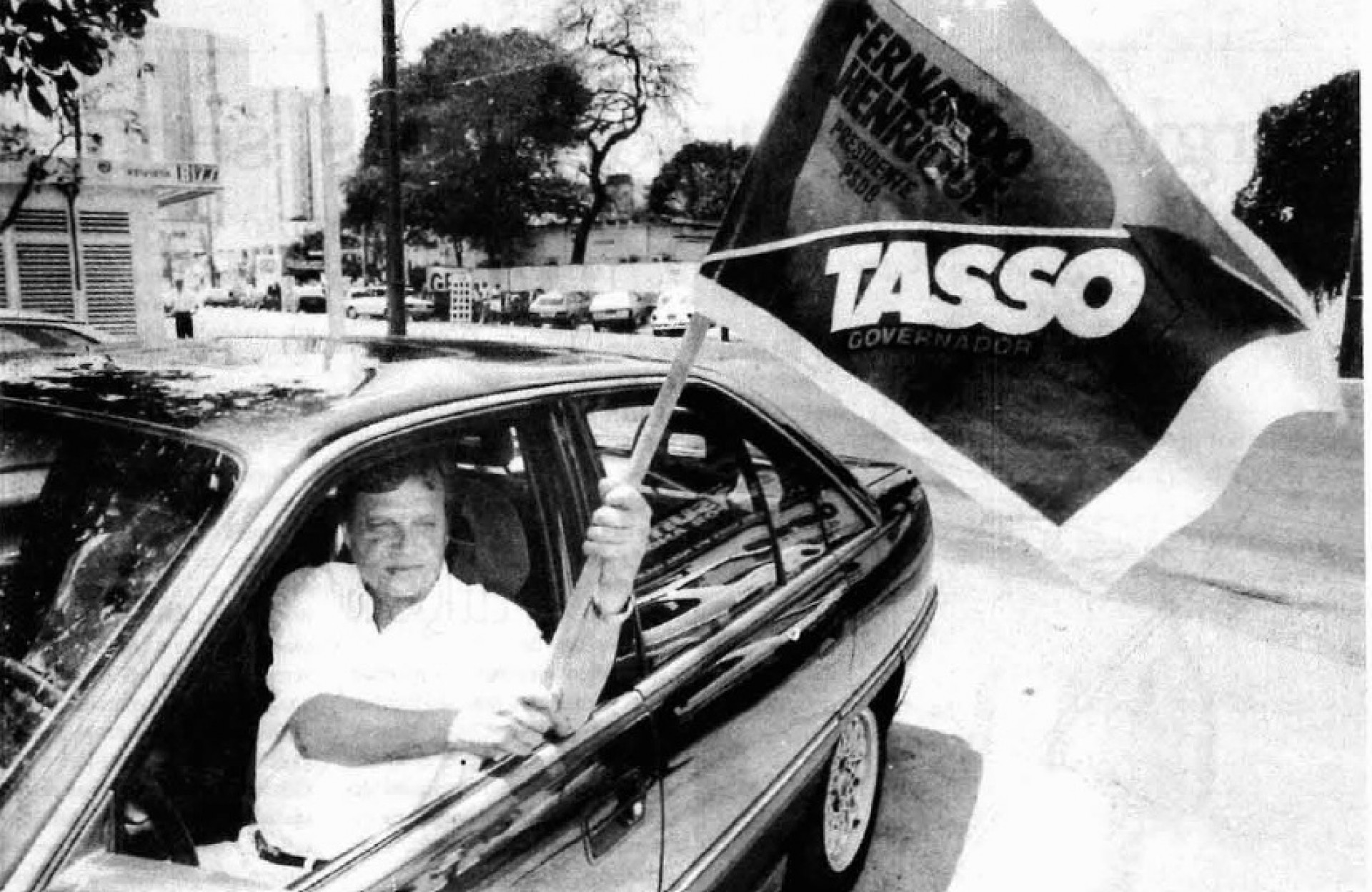 Tasso Jereissati balança bandeira da campanha dele e de Fernando Henrique Cardoso(Foto: Evilázio Bezerra, em 3/10/1994)