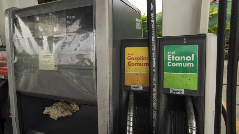 Embora tenha tido maior queda, preço do etanol ainda corresponde a 73,6% do preço da gasolina comum no Ceará