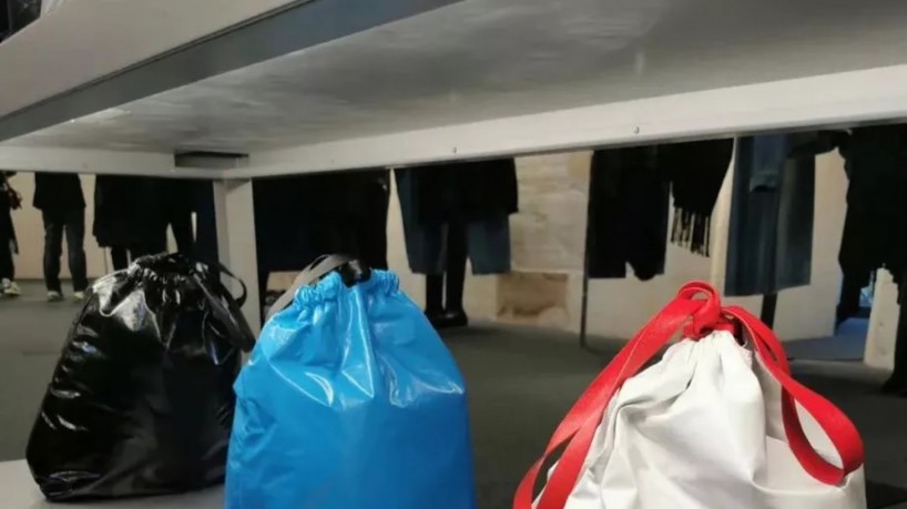 Balenciaga: grife vende bolsa saco de lixo por R$ 9 mil