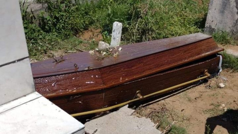 O caixão foi violado e o corpo de Lucas foi incendiado  (foto: via WhatsApp O POVO)