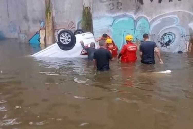 Mulher morreu afogada ao passar por túnel alagado em Recife