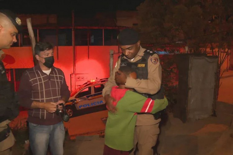 Menino de Belo Horizonte ligou para a Pol&iacute;cia e pediu comida: "Estamos com fome"