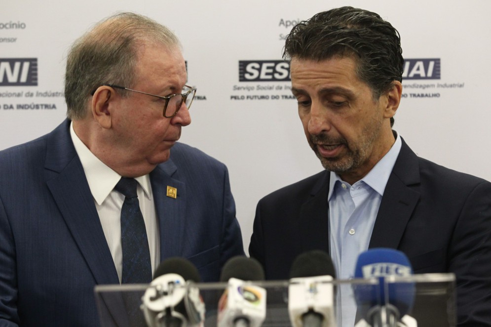 Ricardo Cavalcante, presidente da Fiec (esq.) e Joaquim Leite, ministro de Estado do Meio Ambiente (dir.) destacaram o potencial do hidrogênio verde no Fiec Summit.