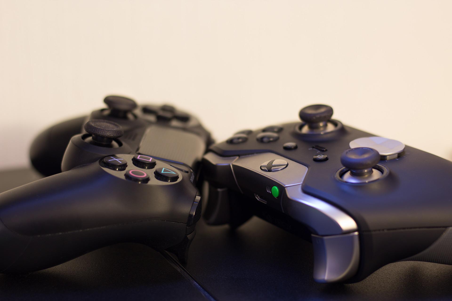 Controles dos videogames Xbox One e Playstation 4 (PS4). Imagem de apoio ilustrativo (Foto: Marko Deichmann / Pixabay)