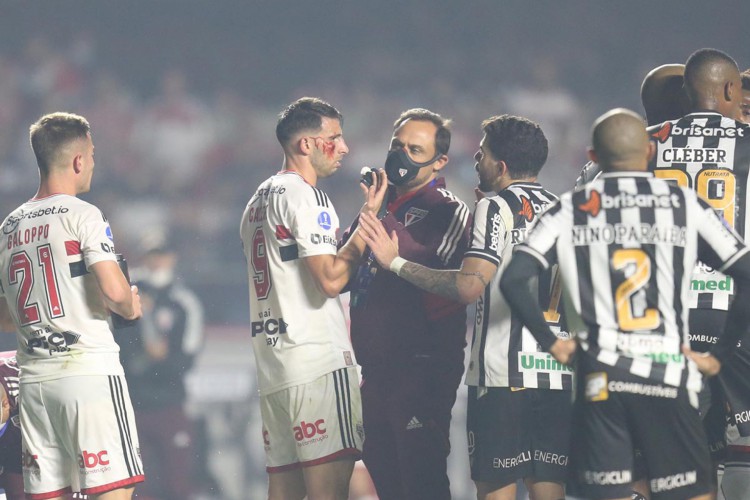 Atacante Calleri com rosto machucado no jogo São Paulo x Ceará, no Morumbi, pela Copa Sul-Americana
