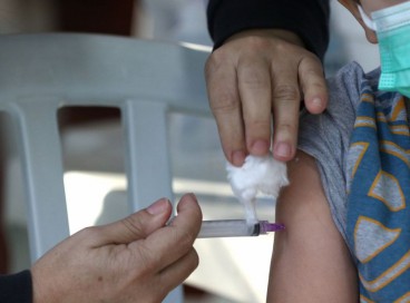 O menino Thomas Schneider, 4 anos, toma sua primeira dose de vacina contra a Covid-19  no Centro Municipal de Saúde Píndaro de Carvalho Rodrigues, na Gávea, zona sul da cidade. A cidade do Rio inicia hoje(15) a vacinação de crianças de 4 anos de idade contra a covid-19. 