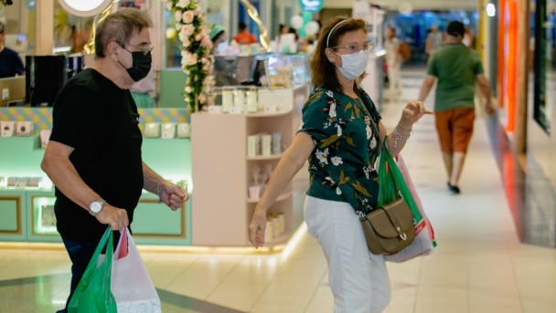 FORTALEZA, CE, BRASIL, 05-08-2022: Movimentação no Shopping Del Passeio no Bairro da Aldeota, para ver movimentação de compras dos Dias dos Pais. em epoca de COVID-19. (Foto:Aurelio Alves / Jornal O POVO)