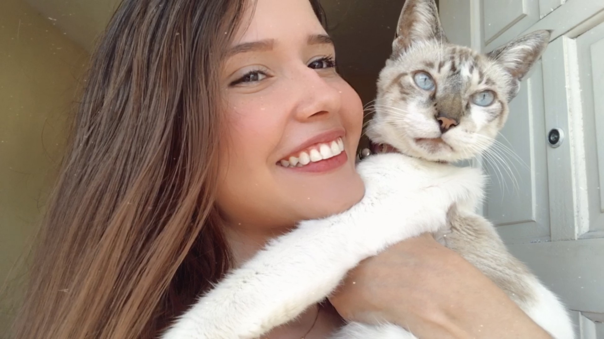 Nadine Lima e seu gatinho Pupu