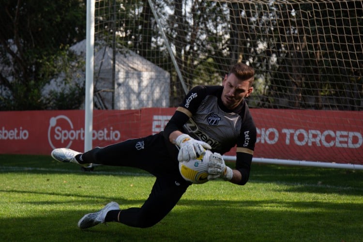 Goleiro João Ricardo em treino do Ceará no CT do São Paulo