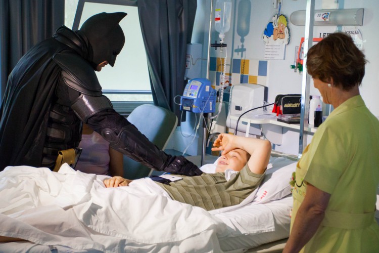 Batman brasileiro visita hospitais e motiva pacientes com câncer