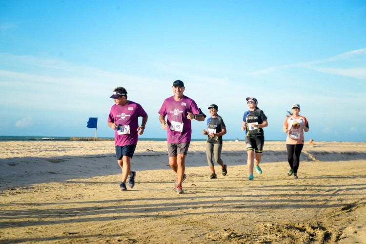 Atletas durante etapa do Circuito Beach Run Brasil 2022