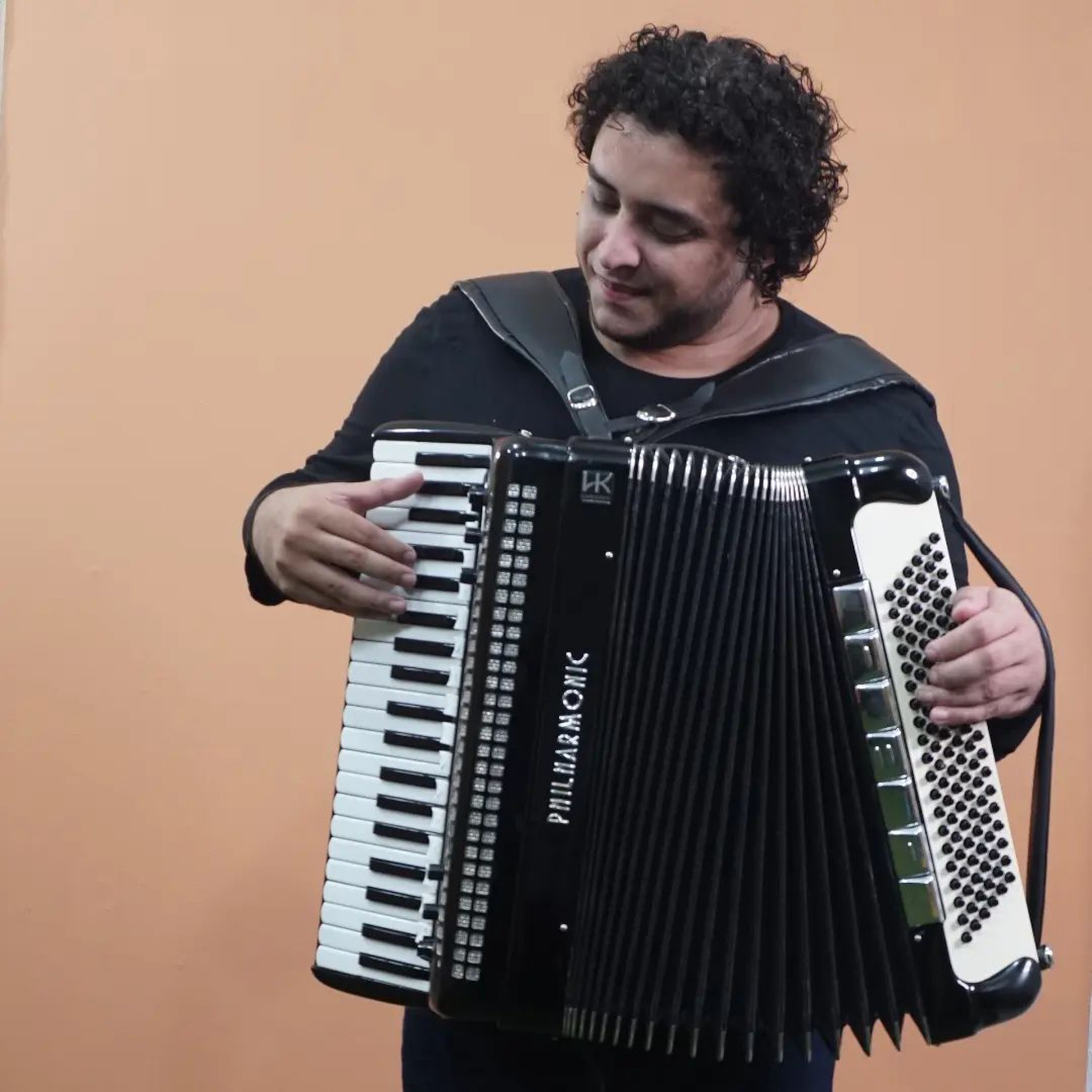 O acordeonista Freitas Filho realiza apresentação no Cantinho do Frango em 7 de agosto de 2022 (Foto: Allan Kardec/Divulgação)