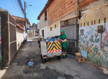 Moto gari auxilia na coleta de lixo das portas das residências e deposita o conteúdo nos caminhões de coleta em Fortaleza
 