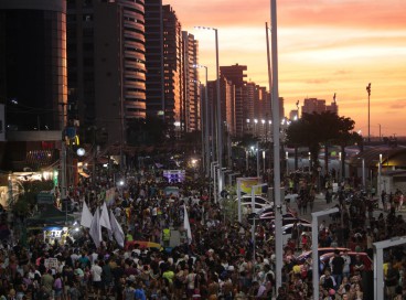 A parada pela diversidade sexual está acontecendo na avenida Beira Mar 