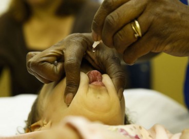 Crianças com idade entre 1 ano e menores de 5 são vacinadas no posto de saúde Heitor Beltrão, na Tijuca, zona norte do Rio, para receber a dose contra a pólio e contra o sarampo.  