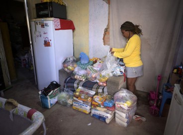 Celia, mãe do menino de 11 anos que recebeu doações de alimentos após chamar a Polícia por estar com fome, em Santa Luzia, periferia de Belo Horizonte, Minas Gerais 